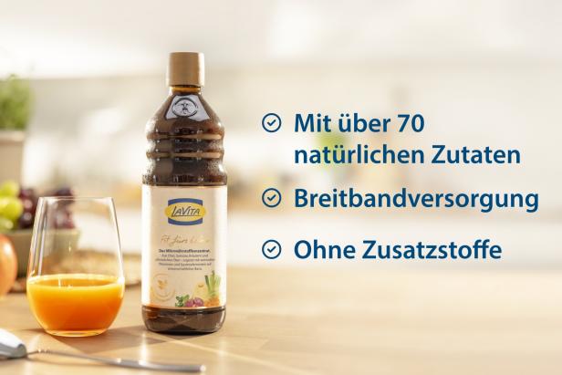 Eine Flasche LaVita-Mikronährstoffkonzentrat und ein Glas Saft stehen auf einem Tisch.