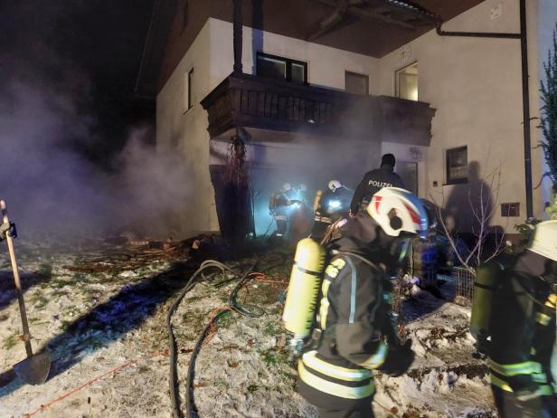 Holzlager in Haus brannte: Bewohner musste ins Spital