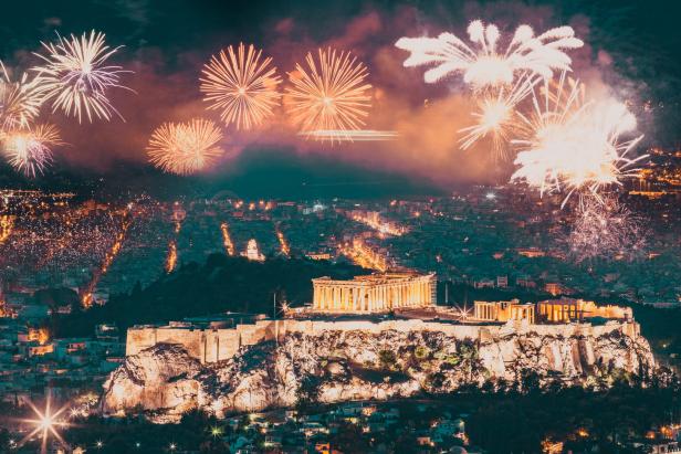 Feuerwerk über der Akropolis in Athen bei Nacht.
