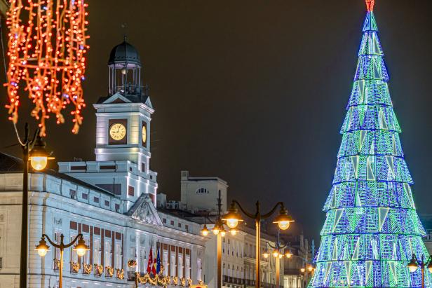 Der Platz Puerta del Sol in Madrid ist weihnachtlich geschmückt.