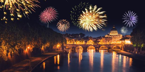 Feuerwerk über dem Tiber in Rom mit Blick auf den Petersdom.