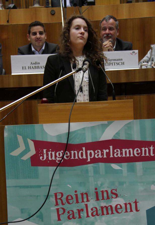 Eine junge Frau spricht während einer Sitzung des Jugendparlaments.