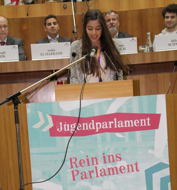 Eine junge Frau spricht auf einer Veranstaltung des Jugendparlaments.