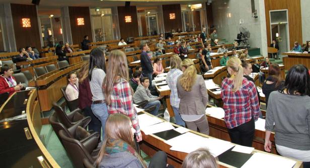 Eine Gruppe von Jugendlichen im österreichischen Parlament in Wien.