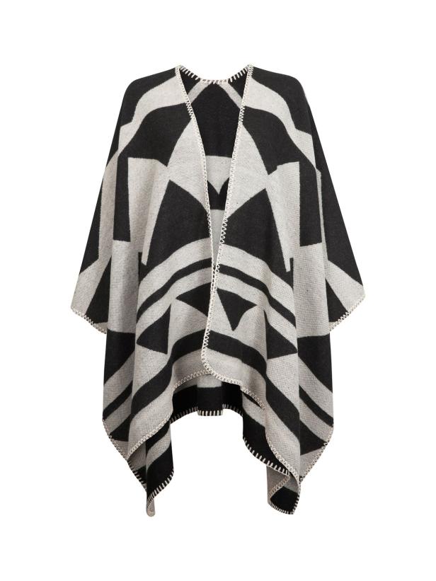 Ein Poncho mit einem geometrischen Muster in Schwarz und Weiß.