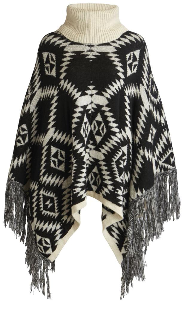 Ein Poncho mit Rollkragen und Fransen in Schwarz und Weiß mit geometrischen Mustern.