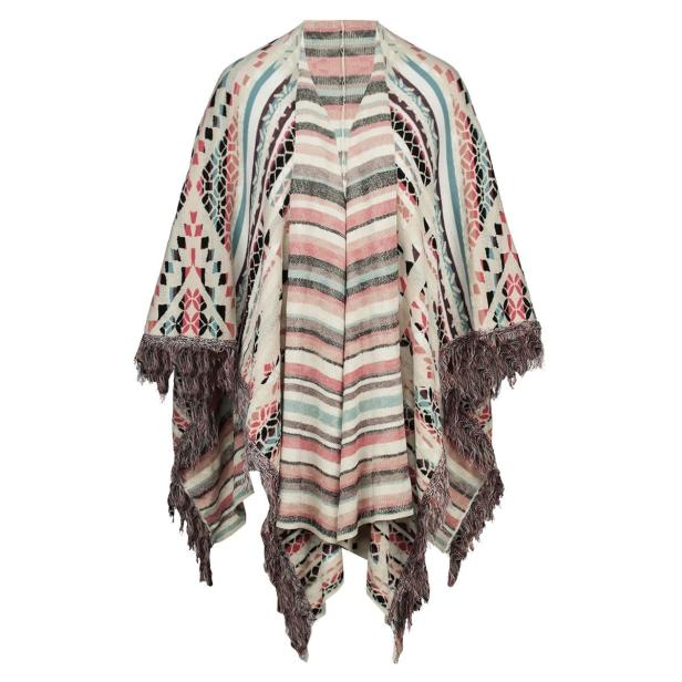 Ein Poncho mit Streifenmuster und Fransen an den Kanten.