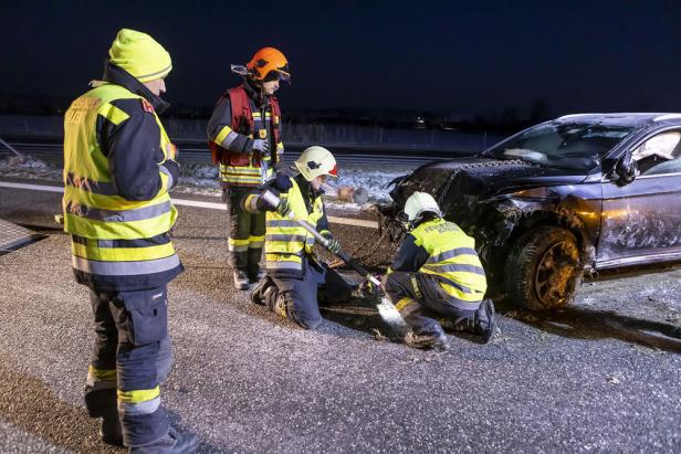 Auto stürzte auf Bergstraße bei Krems ab: Lenker musste zusehen