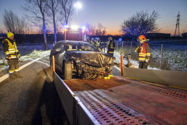 Auto stürzte auf Bergstraße bei Krems ab: Lenker musste zusehen