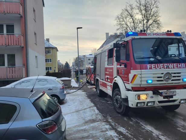 Zimmerbrand in St. Pölten: Bewohner aus verrauchter Wohnung gerettet