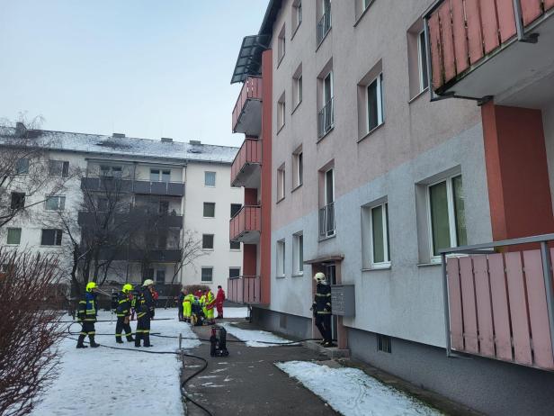 Zimmerbrand in St. Pölten: Bewohner aus verrauchter Wohnung gerettet