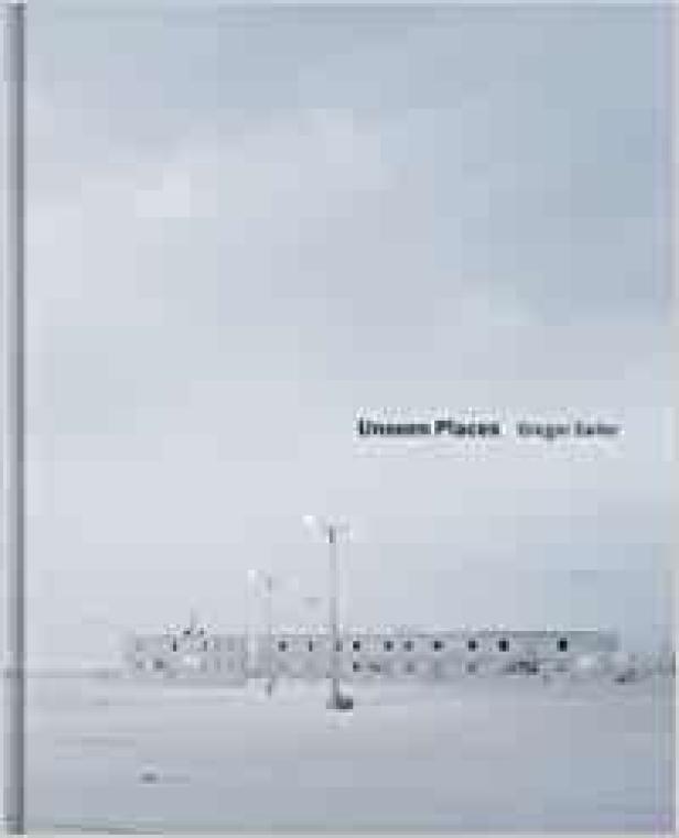 Das Cover des Buches „Unseen Places“ von Gregor Sailer zeigt ein Gebäude in einer verschneiten Landschaft.