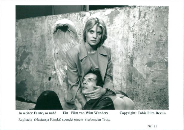 Raphaela (Nastassja Kinski) spendet einem Sterbenden Trost.