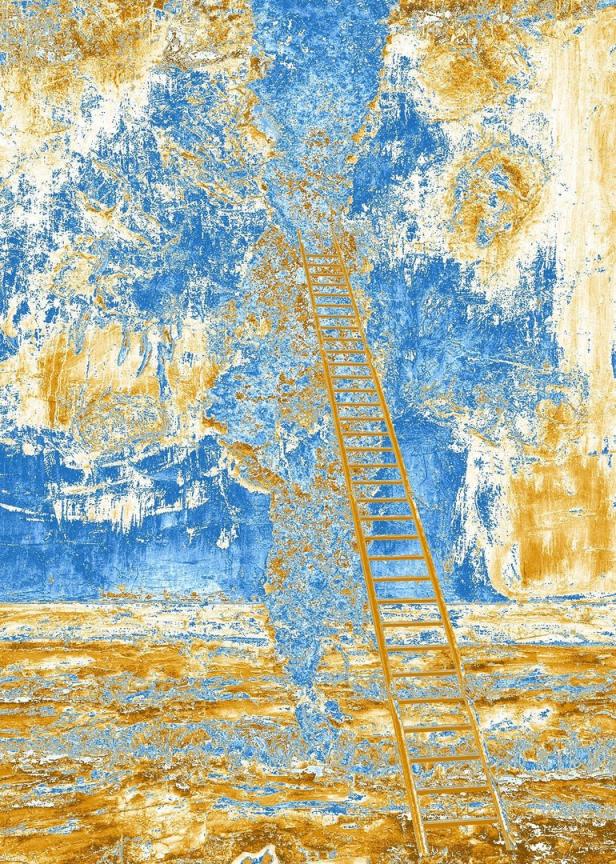 Eine goldene Leiter lehnt an einer blau und golden gestrichenen Wand.