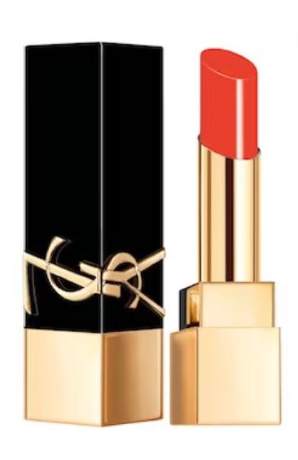 Ein geöffneter, orangeroter Lippenstift von Yves Saint Laurent.