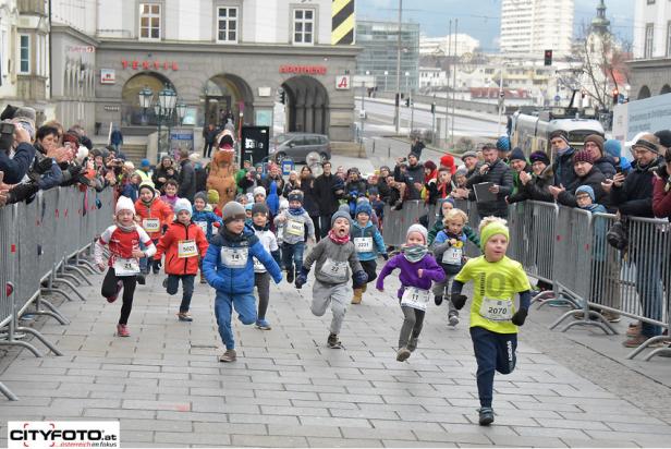 Kinder laufen beim Silvesterlauf in Linz