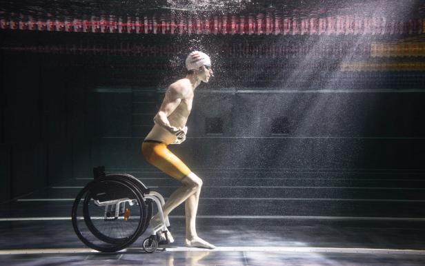 Fotos des Jahres: Klettern mit Rollstuhl, schweben unter Wasser