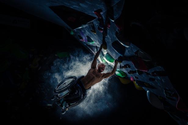 Fotos des Jahres: Klettern mit Rollstuhl, schweben unter Wasser