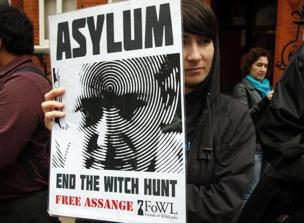 Julian Assange: Seit einem Jahr in Isolation