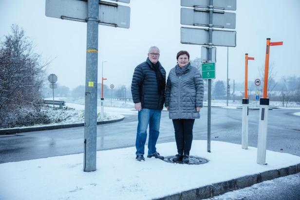 Der Bürgermeister von Blindenmarkt zeigt die Gefahrenstelle des Ybbstalradwegs.