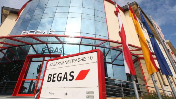 begas Das BEGAS-Gebäude in der Kasernenstraße 10 mit verschiedenen Flaggen davor.