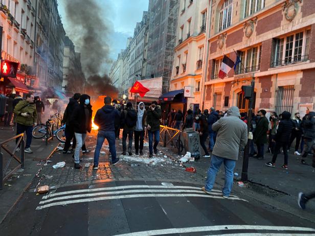 Ausschreitungen nach tödlichen Schüssen in Paris