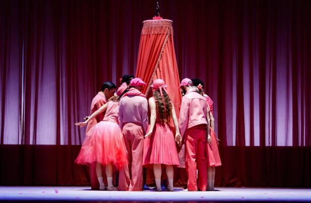 Musiktheater Linz: Dornröschen feiert die Welt in Pink und Schwarz