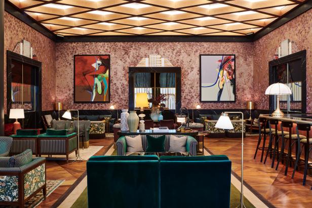 Ein luxuriöser Loungebereich mit Sesseln, Sofas, Kunstwerken und einer Bar.