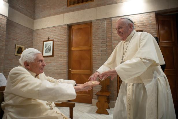 "Er ist sehr krank": Papst Franziskus bittet um Gebete für Benedikt XVI.