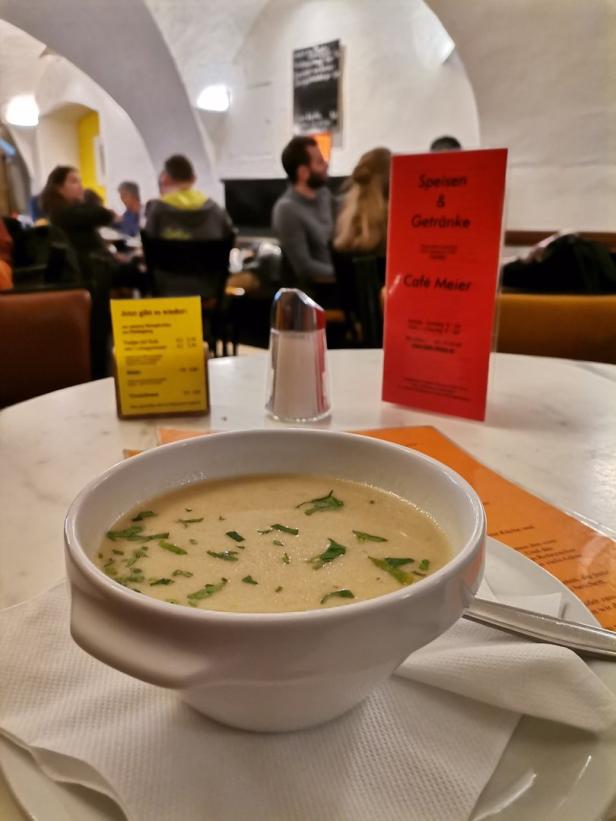 Mittags im Cafe Meier in Linz: Zeitgemäß aus der Zeit gefallen