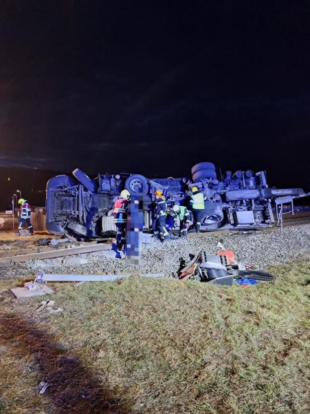 Drei Verletzte bei Zusammenstoß von Lkw mit Zug