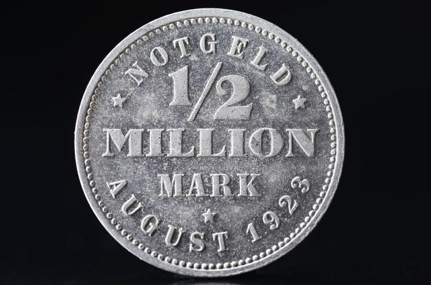 Geld in Schubkarren: Die Hyperinflation von 1923 und ihre Folge