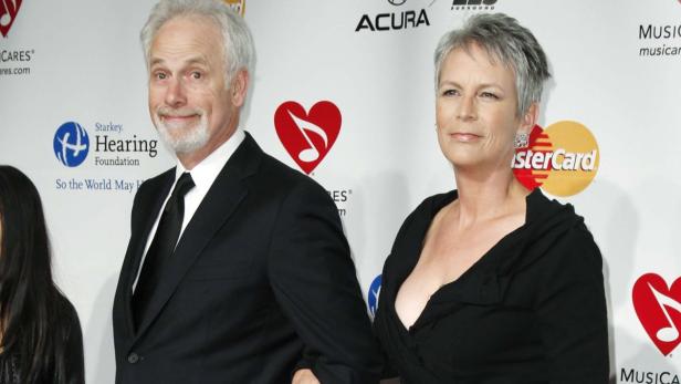 Christopher Guest and Jamie Lee Curtis arrive at t Jamie Lee Curtis und Christopher Guest posieren auf einer Veranstaltung.