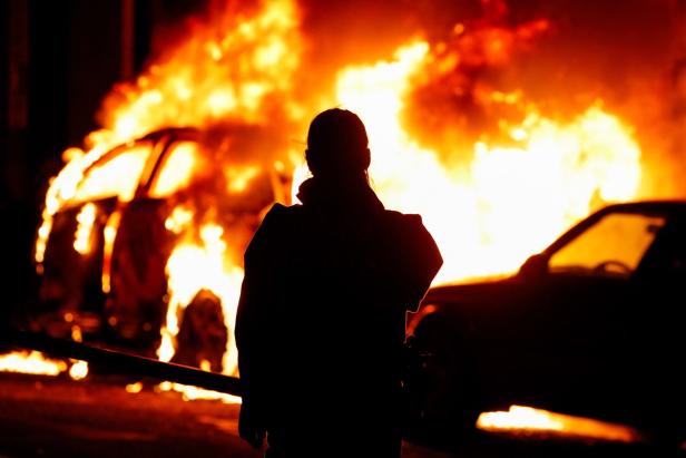Polizisten in New York mit Machete attackiert, Randale in Belgien