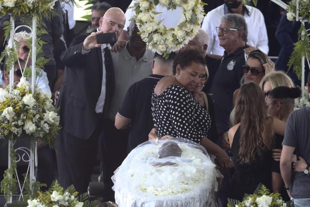 People pay their final respects to late soccer legend Pele