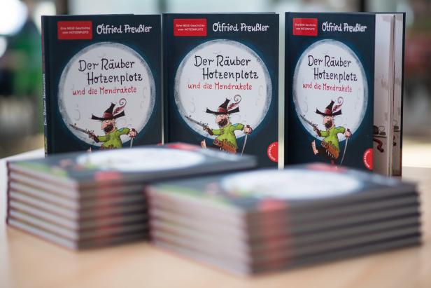 Mehrere Exemplare des Buches „Der Räuber Hotzenplotz und die Mondrakete“ von Otfried Preußler.