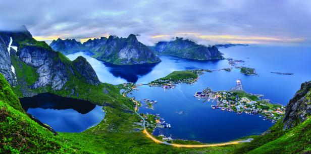Panoramaaufnahme der Lofoten-Inseln in Norwegen mit Bergen, Wasser und kleinen Fischerdörfern.