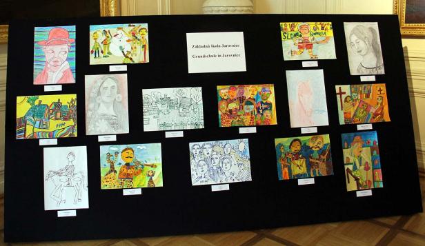 Eine Ausstellung mit Kinderzeichnungen der Grundschule Jarovnice.