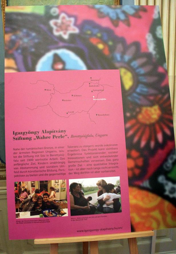 Ein Plakat der Igazgyöngy Stiftung „Wahre Perle“ in Berettyóújfalu, Ungarn, mit Fotos und einer Karte.