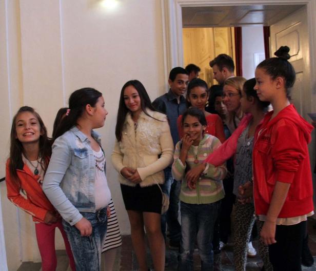 Eine Gruppe von Jugendlichen steht in einem Flur.