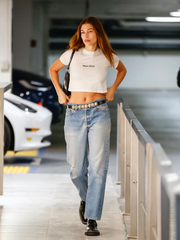 Hailey Bieber trägt ein „Nepo Baby“-T-Shirt und Jeans in einer Tiefgarage.