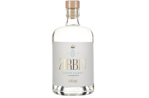 Eine Flasche Zirbin Zarter Zauber Alkoholfrei vor einem weißen Hintergrund.