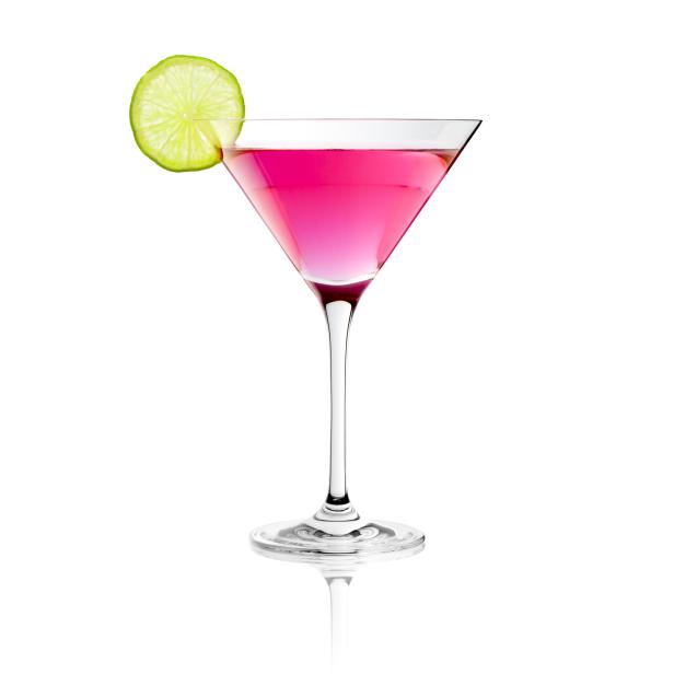 Ein rosa Cocktail in einem Martiniglas, garniert mit einer Limettenscheibe.