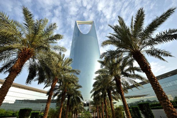 Der Kingdom Centre Wolkenkratzer in Riad, Saudi-Arabien, umgeben von Palmen.