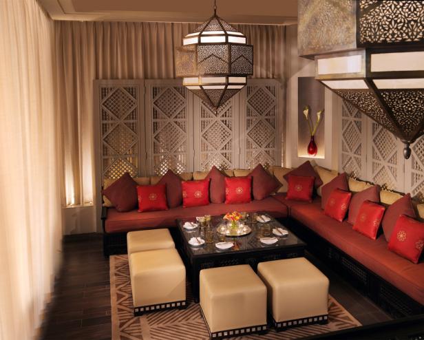 Ein orientalisch eingerichteter Raum mit Sofa, Tisch und dekorativen Lampen.