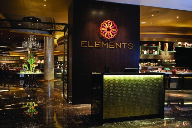 Der Eingangsbereich des Restaurants „Elements“ mit Rezeption und Blick in den Speisesaal.