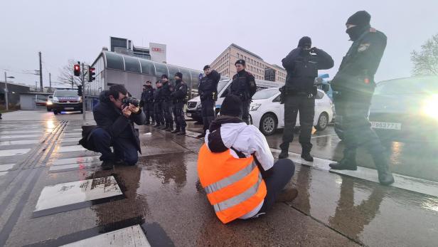 18 Klimaaktivisten bei Protest am Praterstern festgenommen
