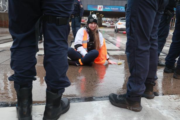 18 Klimaaktivisten bei Protest am Praterstern festgenommen