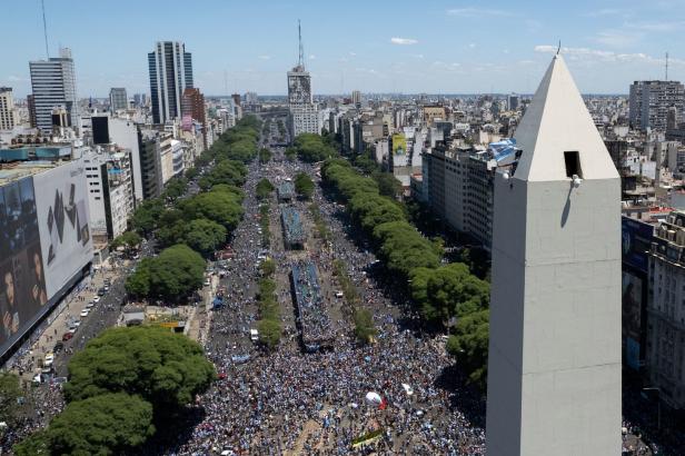 Eine Menschenmenge feiert in Buenos Aires vor dem Obelisken.