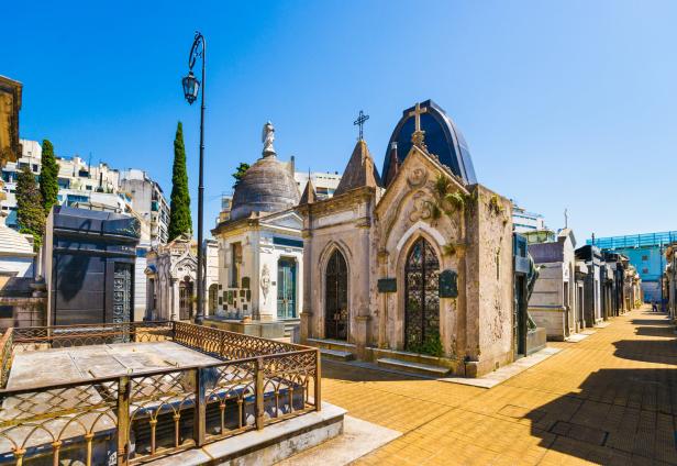 Blick auf kunstvolle Mausoleen auf dem Friedhof La Recoleta in Buenos Aires.